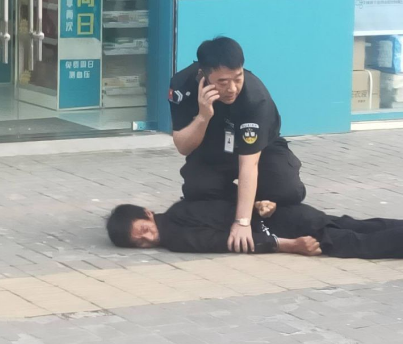 江苏两名逃犯持刀袭警 2名警员牺牲 已抓获两名犯罪嫌疑人 现场抓捕视频曝光