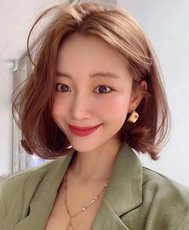 作为2020年最流行的发型之一,在这个夏天,lily推荐大家尝试下这款韩式