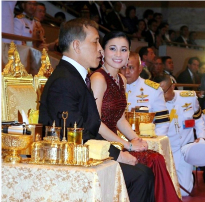 泰王夫妇7月首次同框亮相王后归来的苏提达气场强大越过国王
