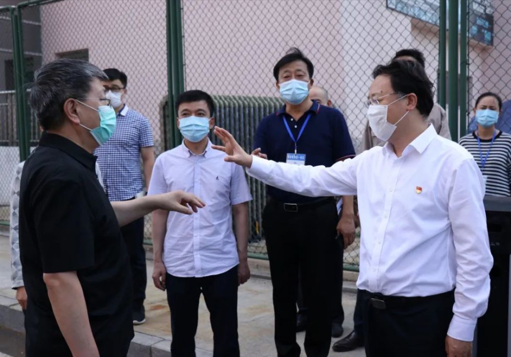 在杨村第三中学,倪斌先后实地查看了考点考场,保密室,监控室和带队