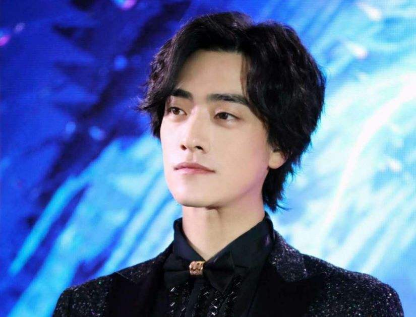 郑云龙|郑云龙风波后首登台，暴瘦后脸颊深陷、抬头纹清晰可见