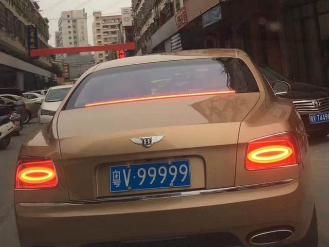 粤v99999"是内地拍出的最贵车牌,拍卖时间为2016年11月19日,拍卖地址