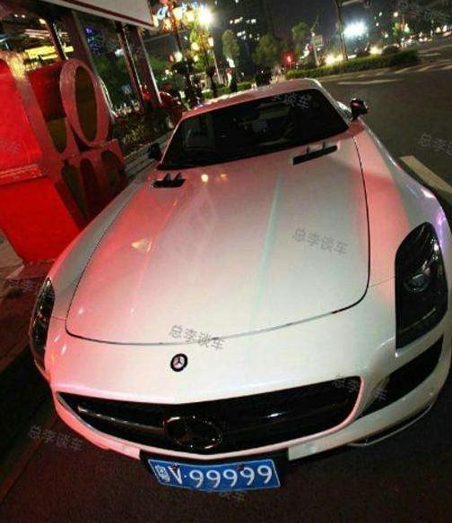 粤v99999"最终被买家挂在了一台暗金色的宾利飞驰上,这台车在国内的