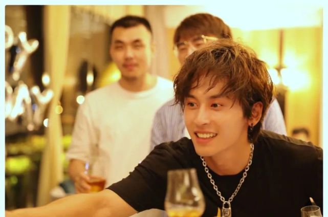 赵薇转身幕后力捧张哲瀚?狂掷1亿为女儿购豪宅?