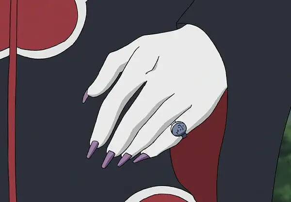 这位晓组织成员的手指擦了绿色的指甲油,熟悉晓组织的小伙伴已经可以