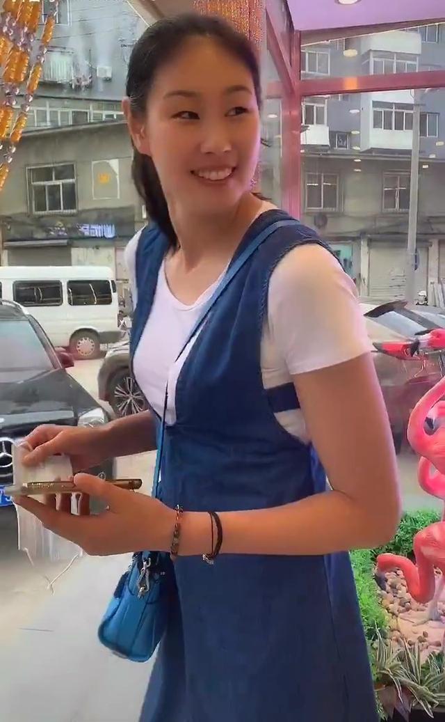 打开腾讯新闻,查看更多图片 >从照片可以看到,颜妮穿着一件蓝色裙装