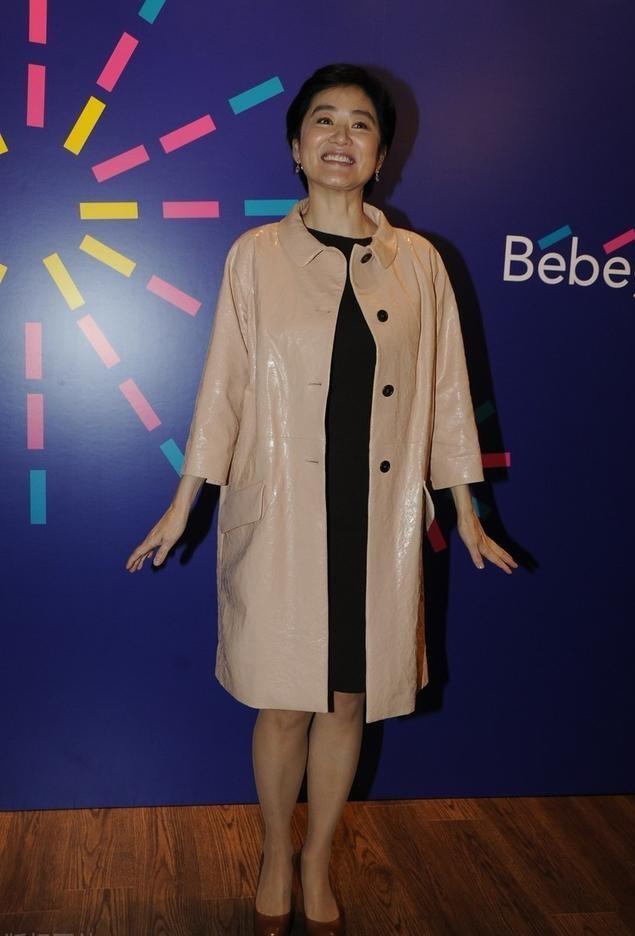 65岁林青霞身材发福一点不显老,穿米色的圆领风衣,依然从容优雅