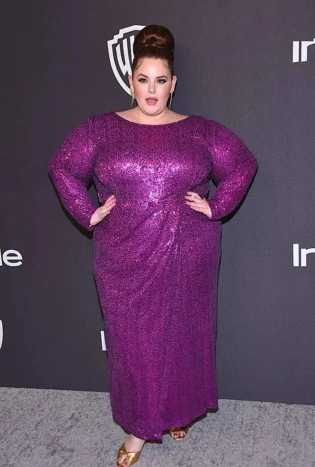 和很多胖mm不同,她对自己的身材有着绝对的自信,笑容灿烂,肉感丰腴,谁