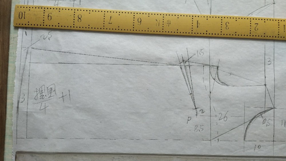 初学者会有些难度,不过也没什么大不了的你可以先在纸上画几遍裁剪图
