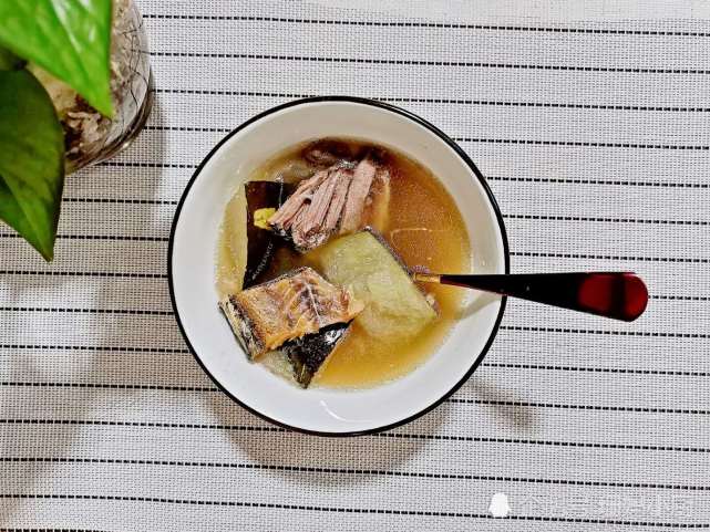 小暑过后,用冬瓜与柴鱼一起煲汤,味道鲜美,消暑解渴又补水