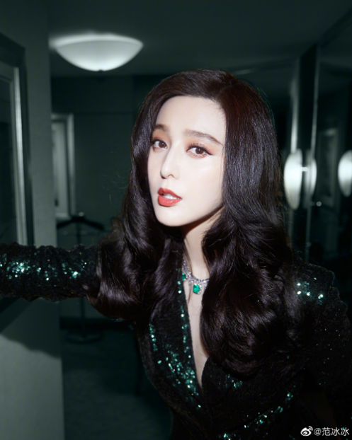 范冰冰|范冰冰与网红同框遭碾压，眼神憔悴假笑拉低颜值，网红心机真不少