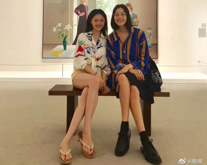 范冰冰|范冰冰与网红同框遭碾压，眼神憔悴假笑拉低颜值，网红心机真不少