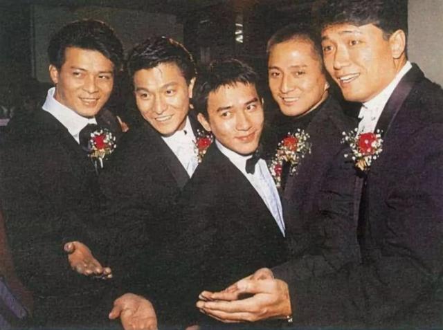 这部剧让刘德华爆红.与黄日华,梁朝伟,苗侨伟,汤镇业组成无线五虎将.