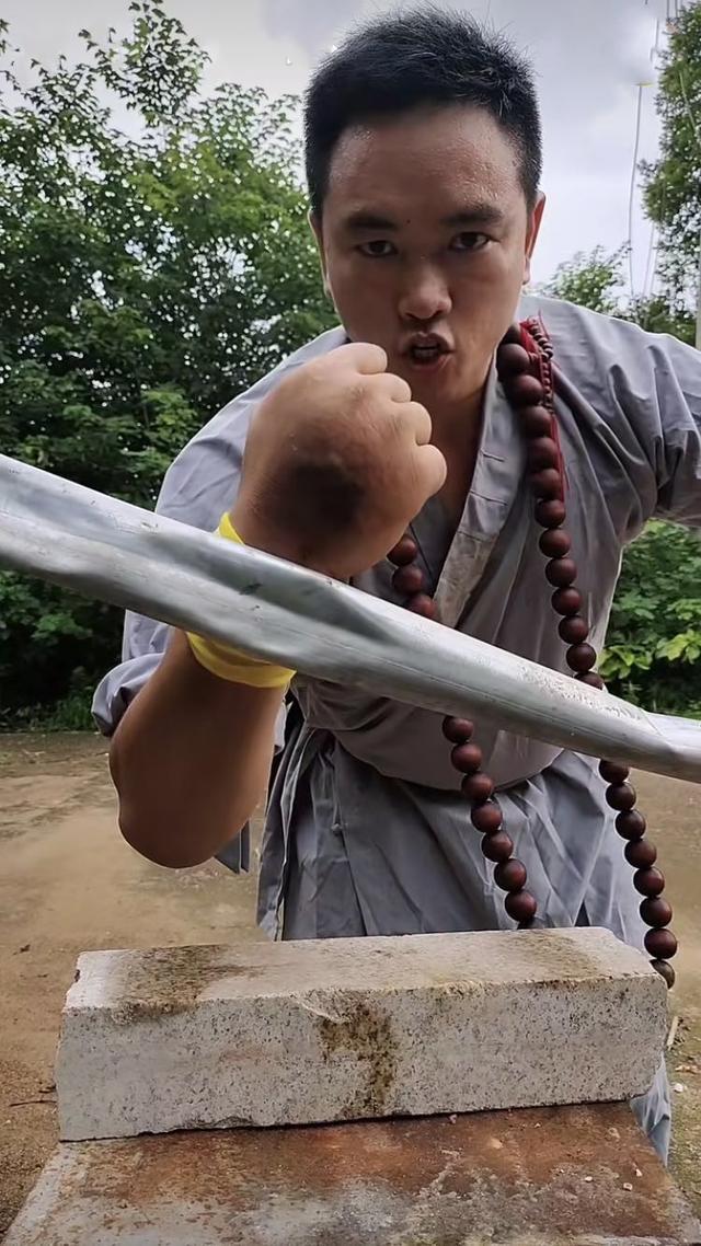 少林弟子展示铁砂掌,断砖打铁管!拳迷:这才是真正的武术大师