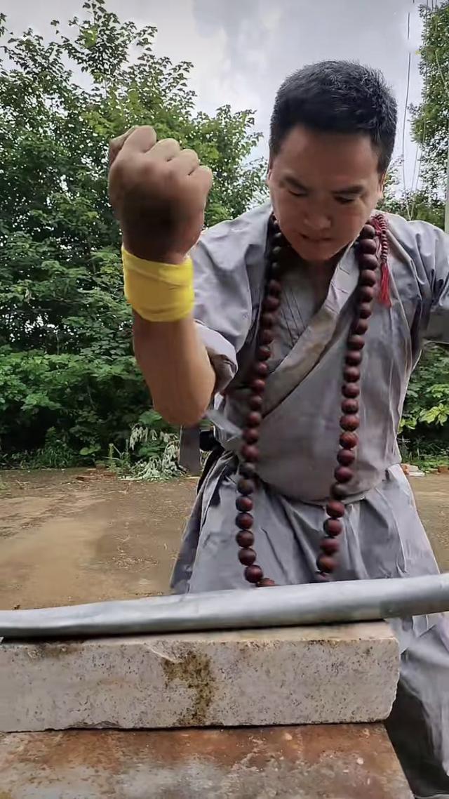 拳迷见状,表示了自己的敬意,比如说:"比头大的沙包见过了,师弟功夫又