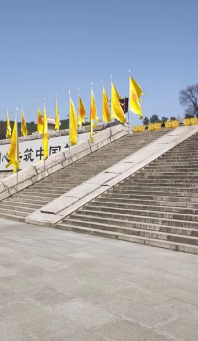 宏偉的黃帝陵位於陝西省延安市黃陵縣城北橋山,比如黃帝陵古稱