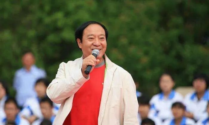 牛群|离开冯巩的牛群：经商屡遭失败，58岁婚姻破裂，今他为何消失了？