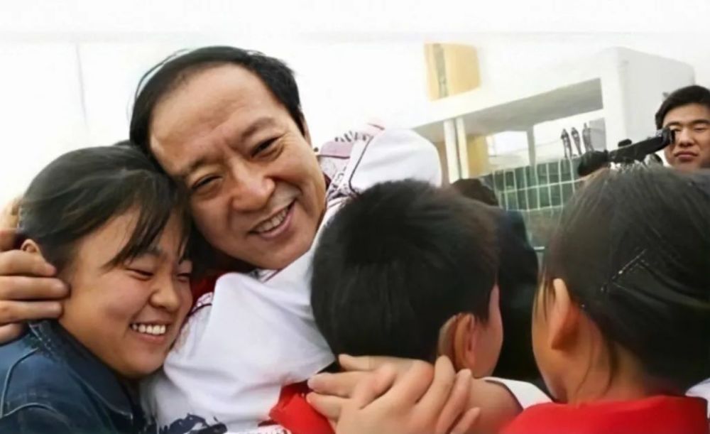 牛群|离开冯巩的牛群：经商屡遭失败，58岁婚姻破裂，今他为何消失了？