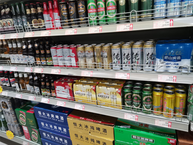 不管白酒还是啤酒看清楚酒瓶上这行字远离劣酒喝好酒