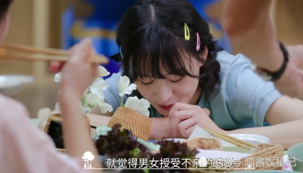 郑爽不吃饭全程趴在桌子上玩手机,节目组后期打码也挡不住,真任性