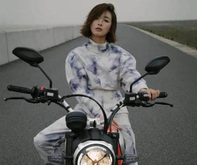 万茜|万茜人设翻车，受访时前后矛盾，被主持人频频打脸