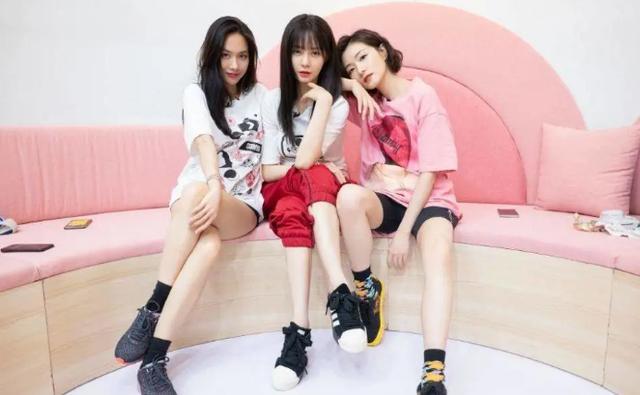 万茜|万茜人设翻车，受访时前后矛盾，被主持人频频打脸