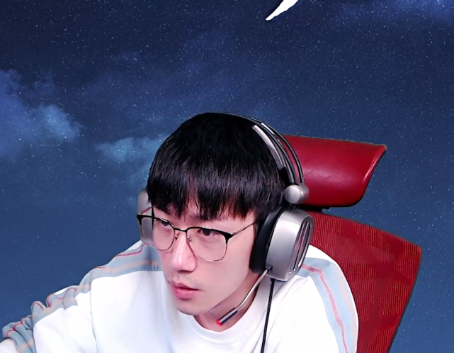 和平精英为什么主播耳机都插电脑上不是为直播而是为了透视