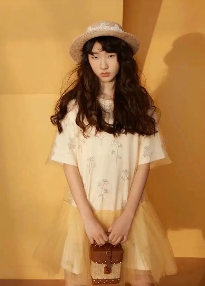 瓦妮莎·布莱恩特|亲爹是百变大咖，亲妈是血族美人，这张脸让杨幂梦寐以求
