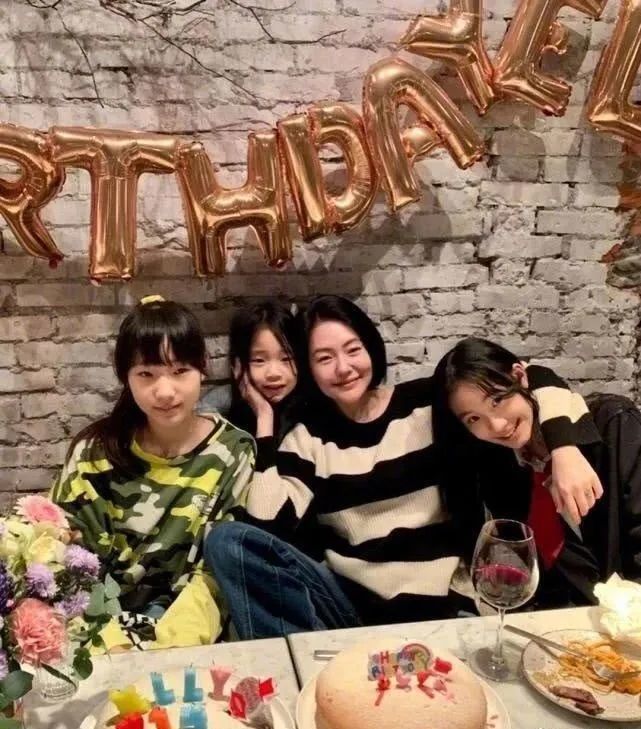 瓦妮莎·布莱恩特|亲爹是百变大咖，亲妈是血族美人，这张脸让杨幂梦寐以求