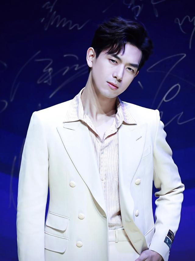 李现|让男人羡慕的李现，四位前任全是女神，肤白貌美一个更比一个美