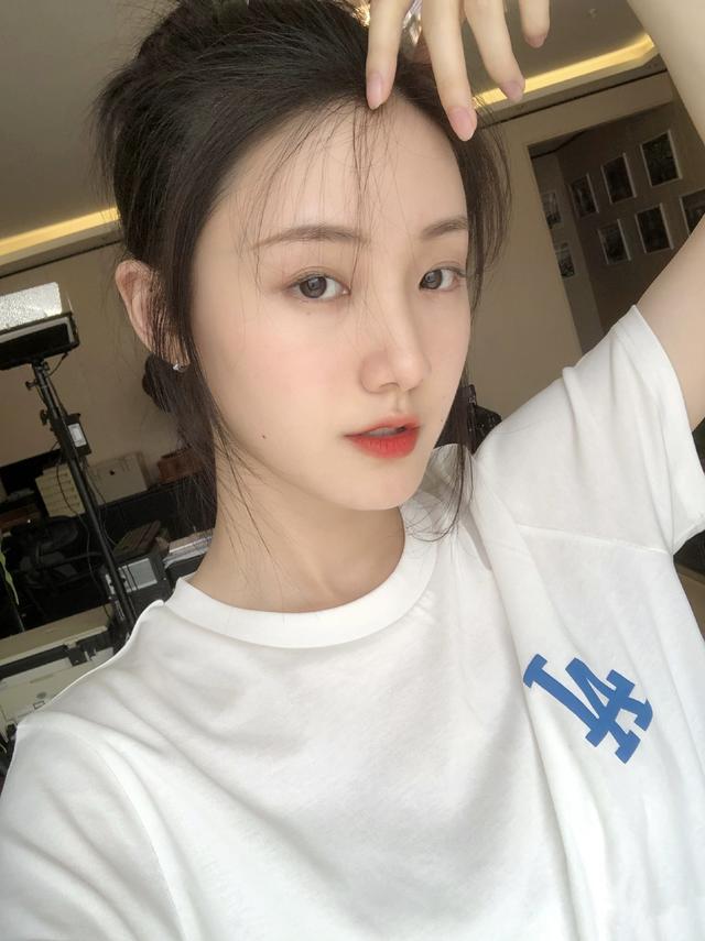 李现|让男人羡慕的李现，四位前任全是女神，肤白貌美一个更比一个美