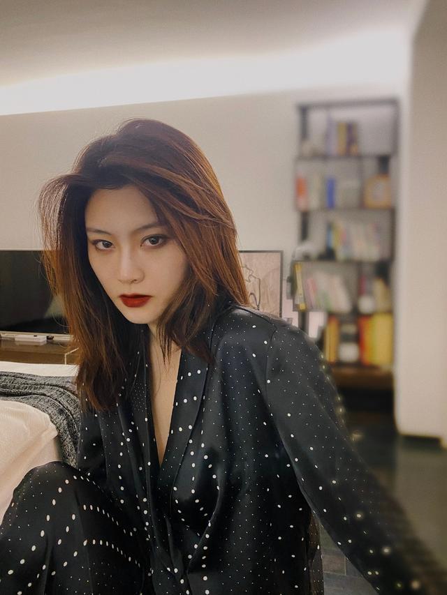 李现|让男人羡慕的李现，四位前任全是女神，肤白貌美一个更比一个美