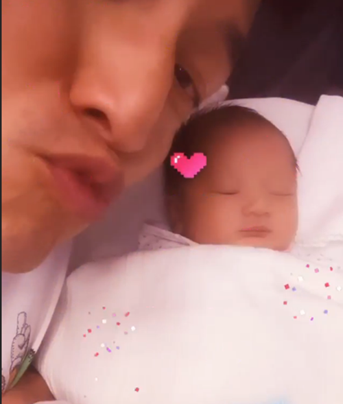 tvb小生|TVB小生看剧本也离不开儿子 儿子刚出生就获多位圈中好友送礼
