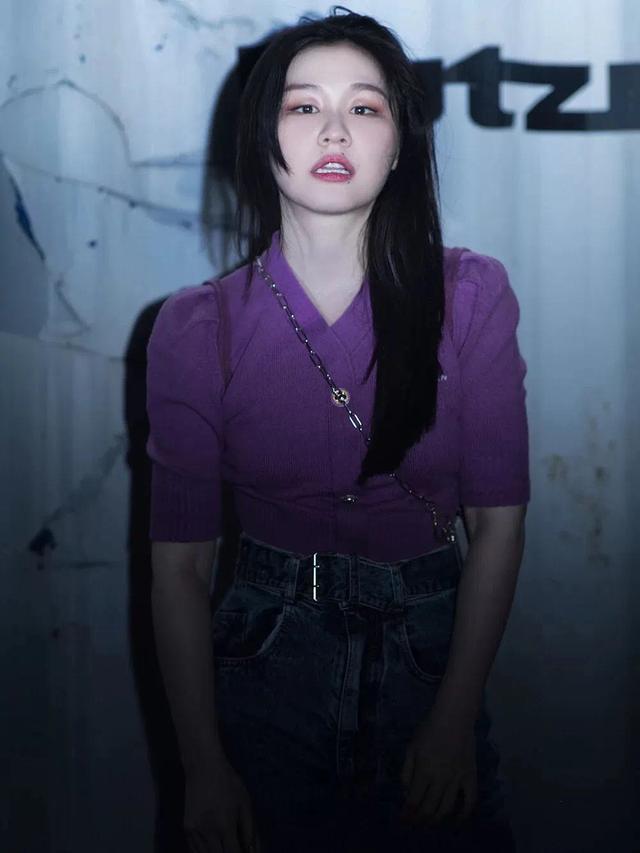 体重115斤,肿眼泡塌鼻梁的金靖,在娱乐圈怎么活?_腾讯新闻