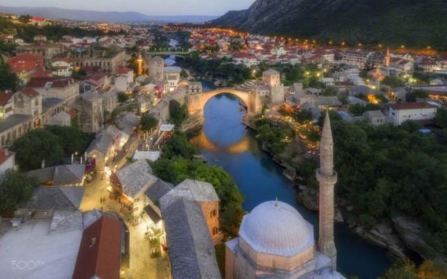 莫斯塔尔澹荡凝清昼氤氲暧碧空