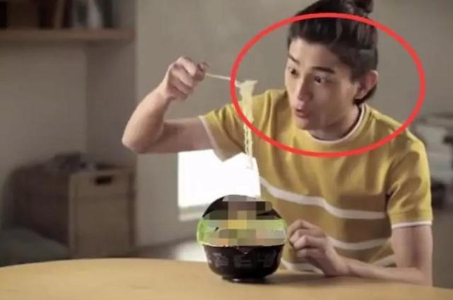 传闻中的陈芊芊|还记得16年某泡面广告中的大男孩吗，猴脸式的他竟然是丁禹兮！