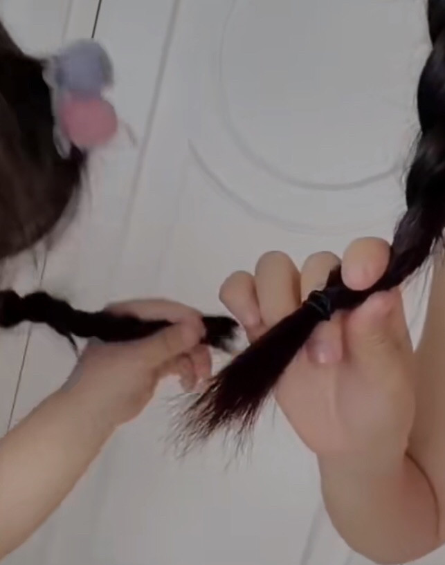 谢娜|谢娜和女儿比小辫子，小姑娘肉手和小胳膊滑嫩可爱，萌化姨母心