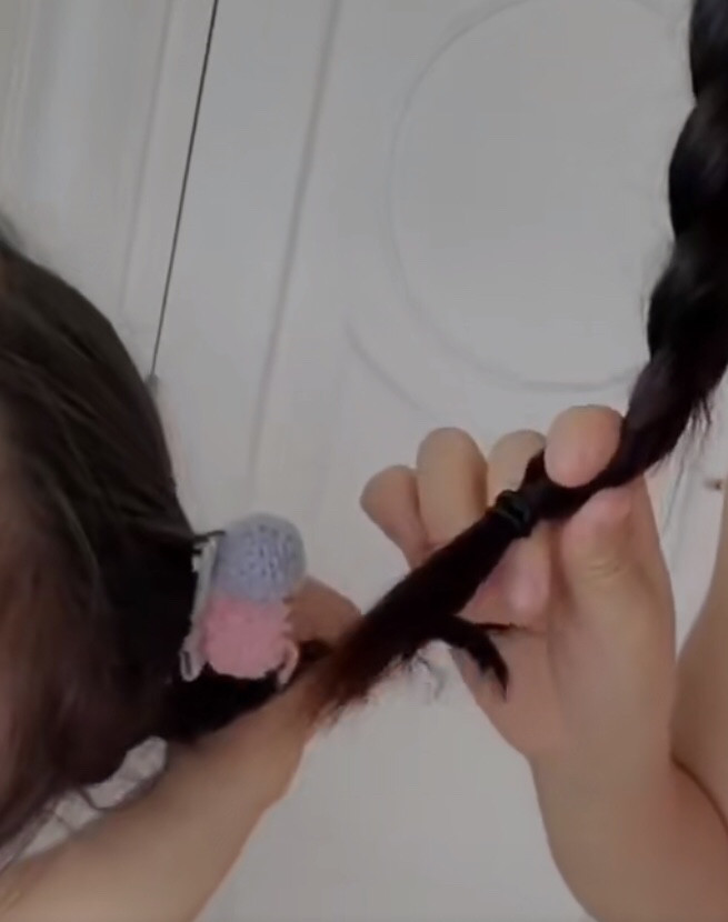 谢娜|谢娜和女儿比小辫子，小姑娘肉手和小胳膊滑嫩可爱，萌化姨母心