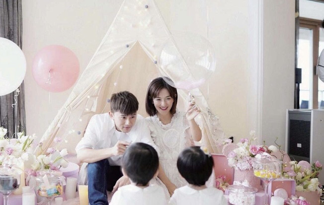 谢娜|谢娜和女儿比小辫子，小姑娘肉手和小胳膊滑嫩可爱，萌化姨母心