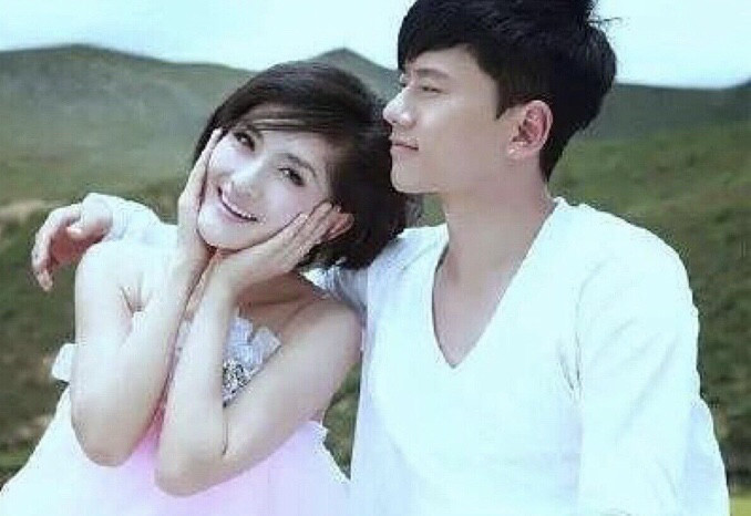 谢娜|谢娜和女儿比小辫子，小姑娘肉手和小胳膊滑嫩可爱，萌化姨母心