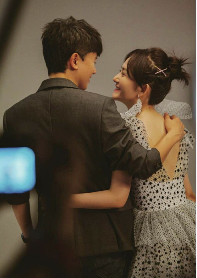 谢娜|谢娜和女儿比小辫子，小姑娘肉手和小胳膊滑嫩可爱，萌化姨母心