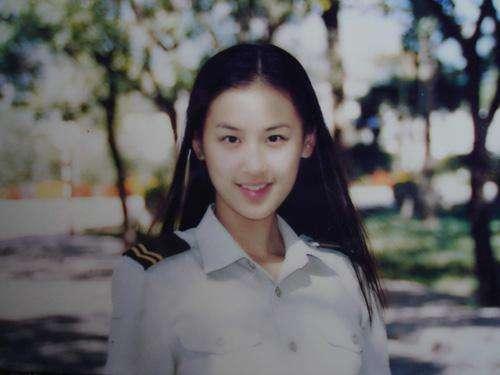 黄圣依|娱乐圈考古：黄圣依金莎20年前并肩上海选秀，以冠亚军身份出道