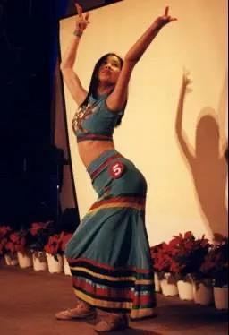 黄圣依|娱乐圈考古：黄圣依金莎20年前并肩上海选秀，以冠亚军身份出道