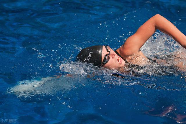 游泳,特别是在海里游泳对皮肤健康非常有益.