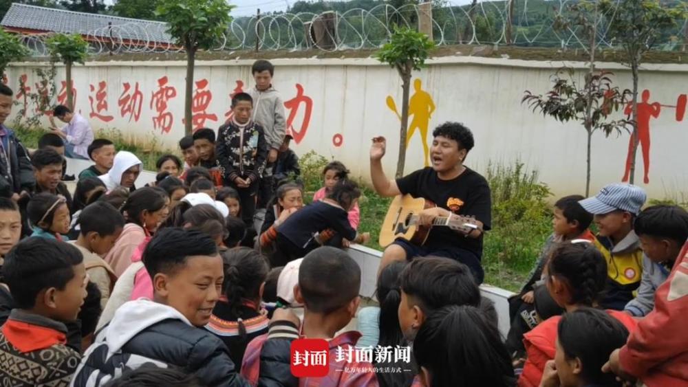 吉布李宏重返大凉山为彝族孩子们谱儿歌