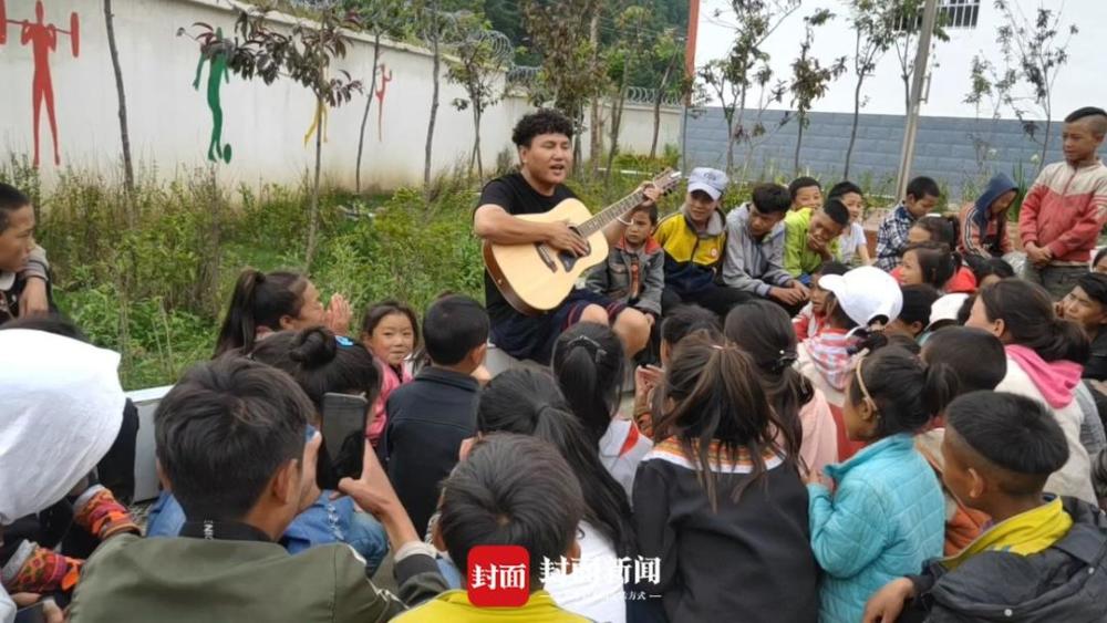 吉布李宏重返大凉山为彝族孩子们谱儿歌