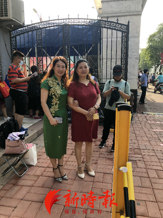 高考穿搭秀上演看考场外妈妈们的旗袍秀