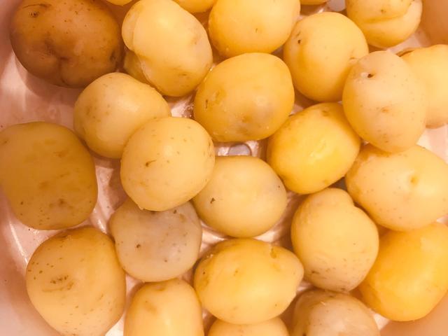 【所需食材】:小土豆仔半斤,孜然粉适量,食盐适量,五香粉适量,黑胡椒