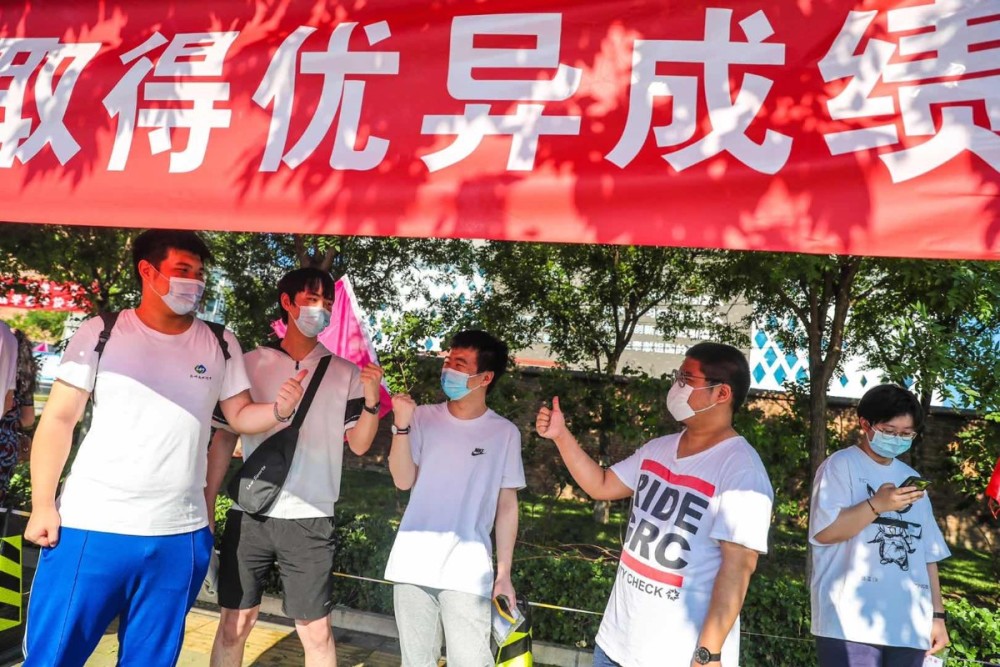 考生|考生已入场，老师家长现场加油鼓劲