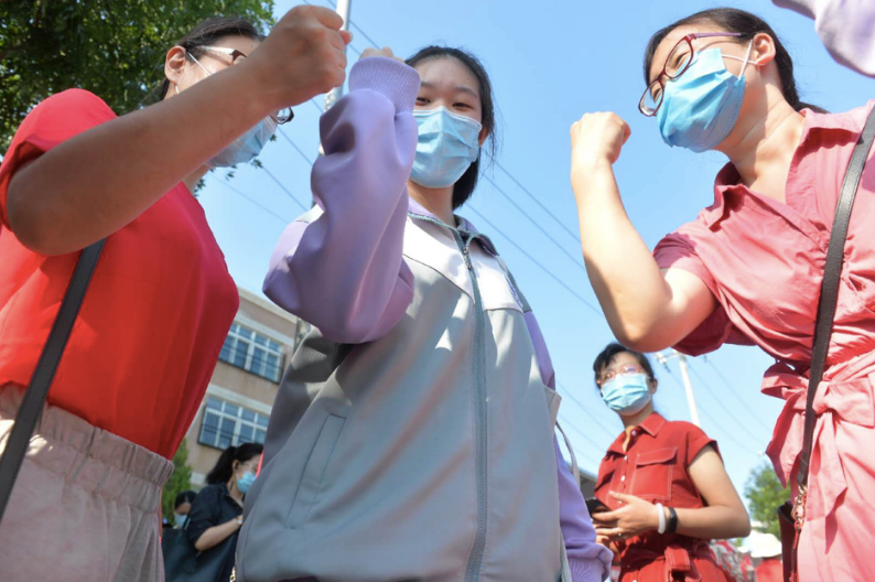 考生|考生已入场，老师家长现场加油鼓劲